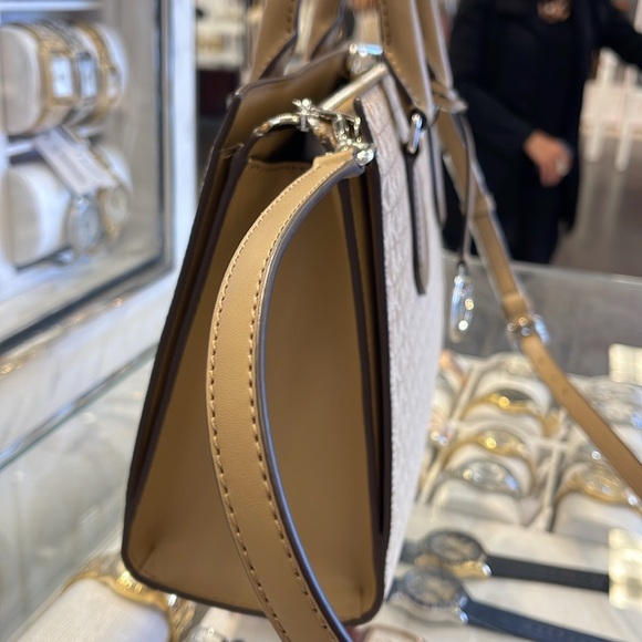 Michael Kors Sheila Medium Ombré Signature Logo Satchel
Husk
NWT - Picture 11 of 16